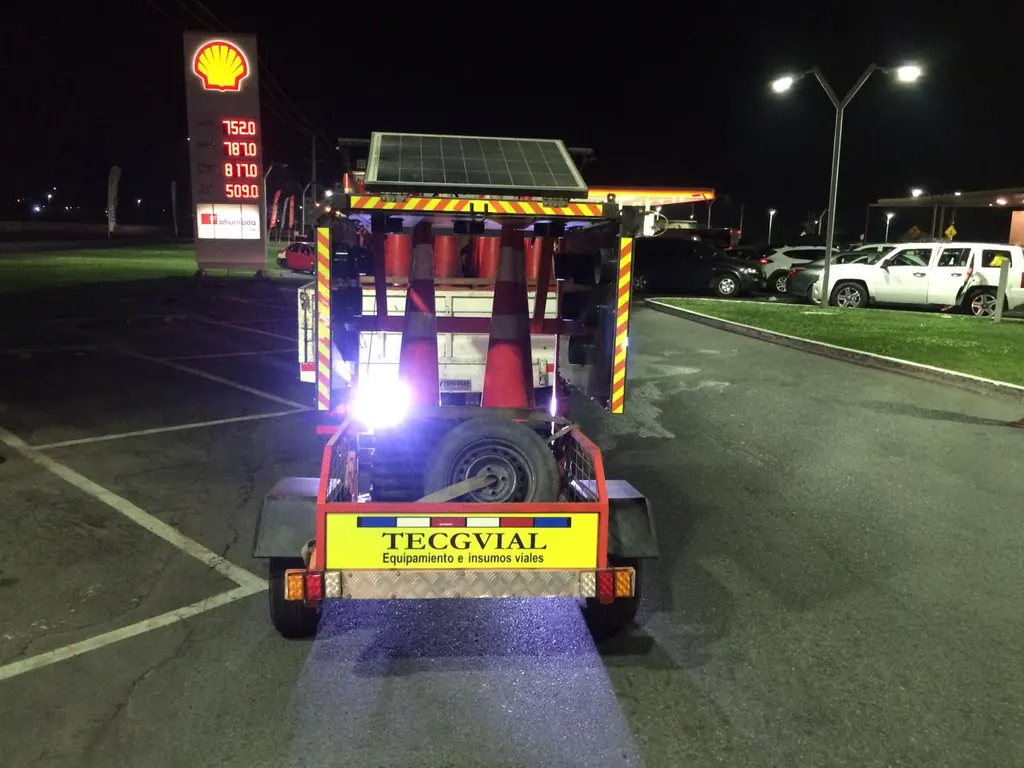 Carro de señalización TECGVIAL con sus luces LED encendidas durante un trabajo nocturno.