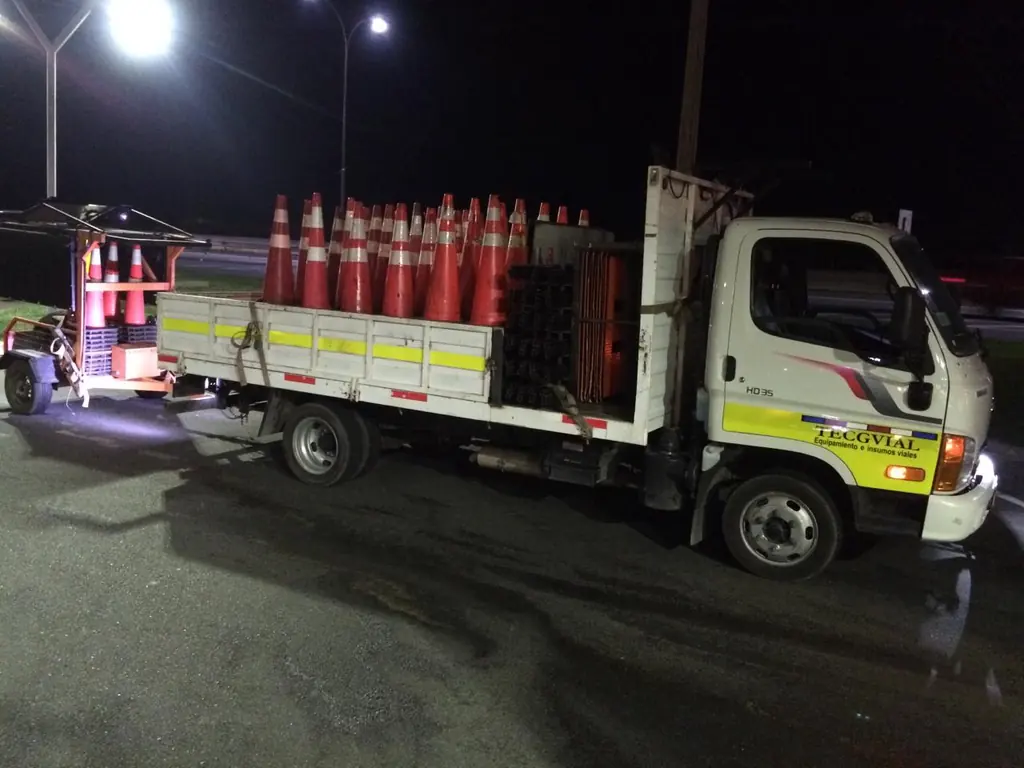 Camión TECGVIAL cargado con conos y señalización, listo para salir a una faena nocturna.