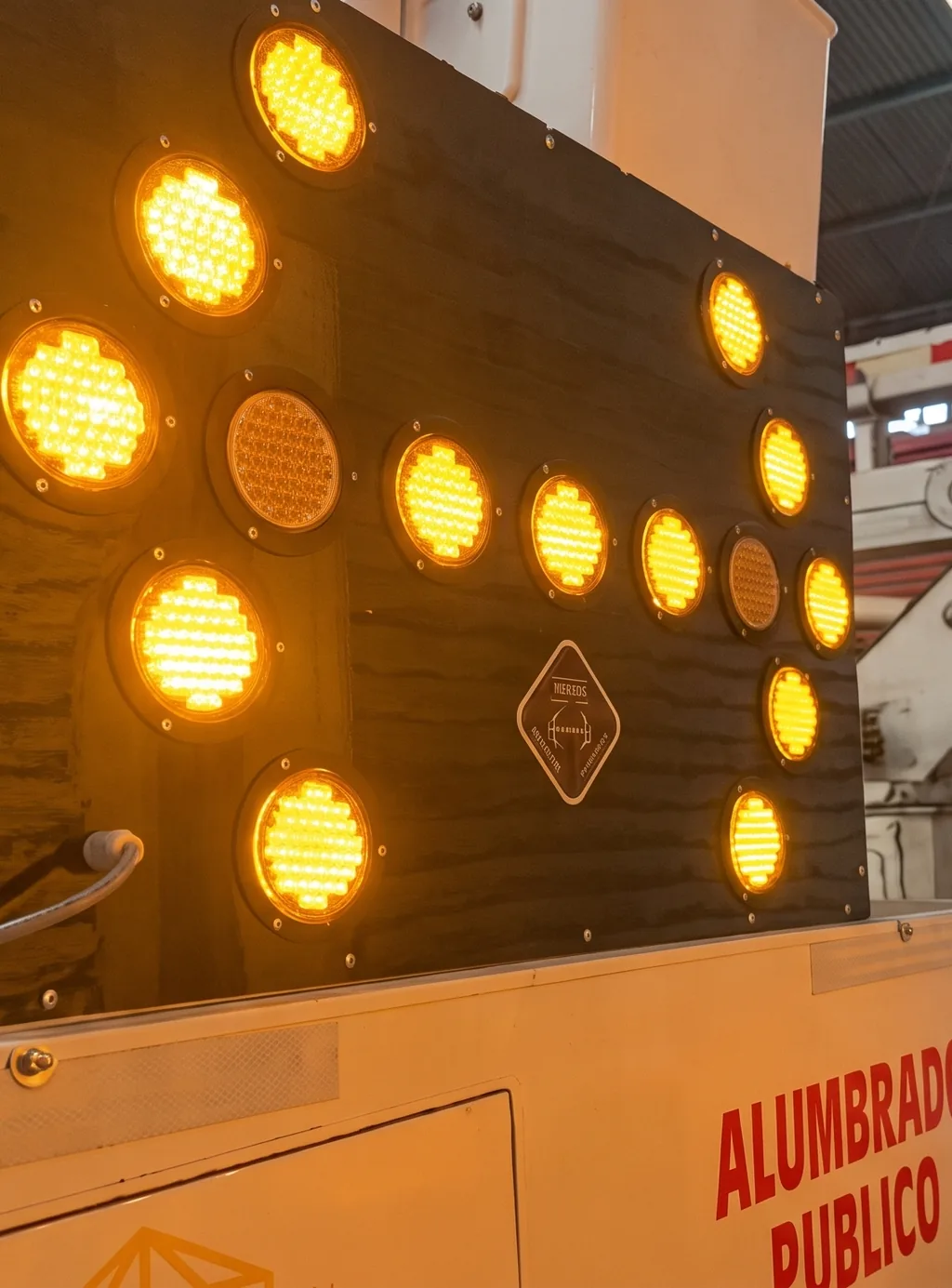 Panel flecha LED encendido sobre un camión de alumbrado público.