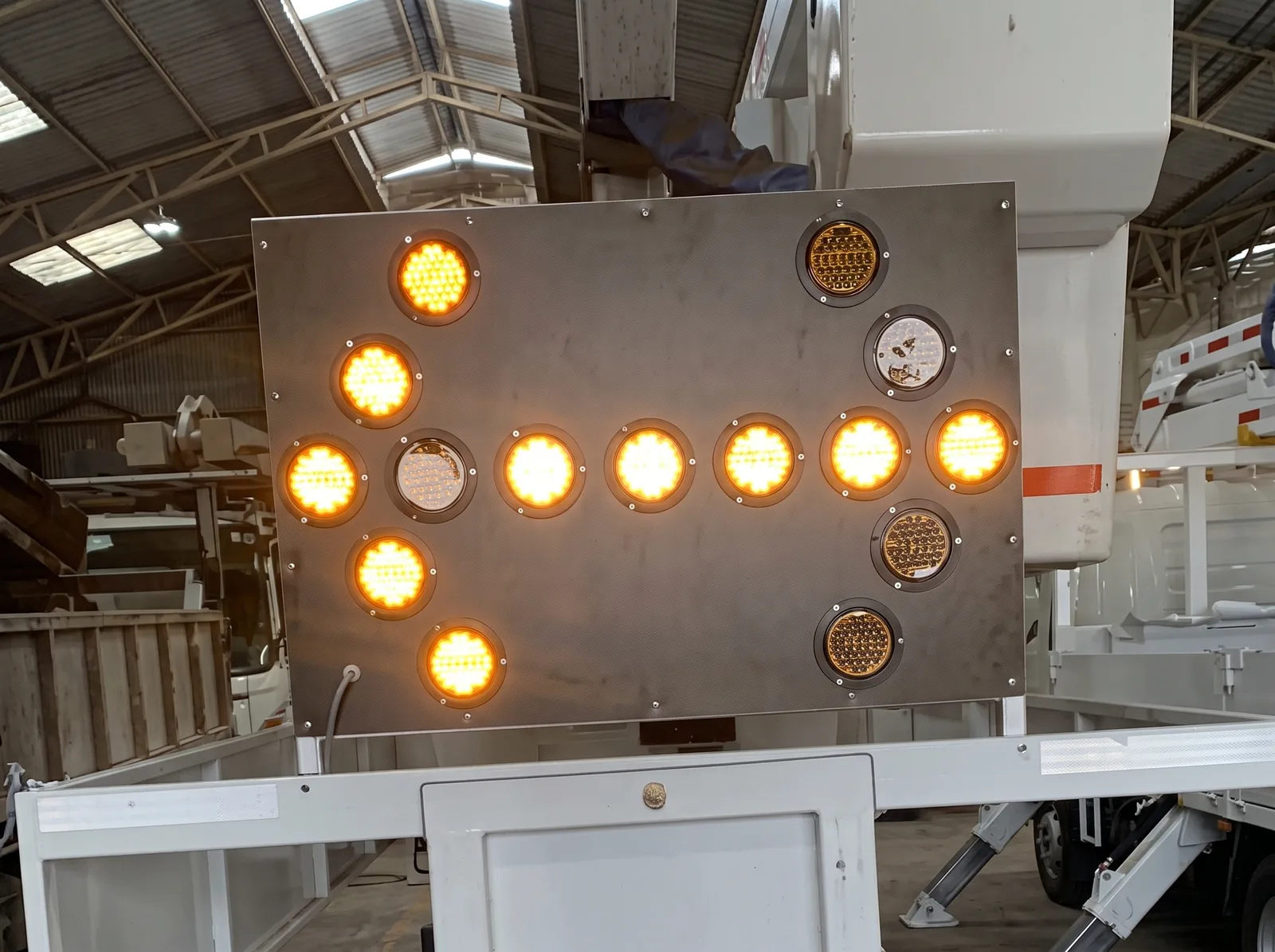 Panel flecha LED ámbar encendido sobre un camión en el taller de TECGVIAL.