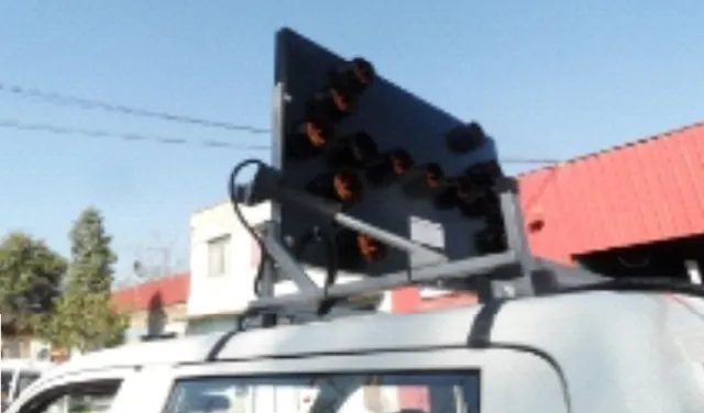 Semáforo portátil montado en el pórtico de una camioneta durante un control de tránsito alterno.